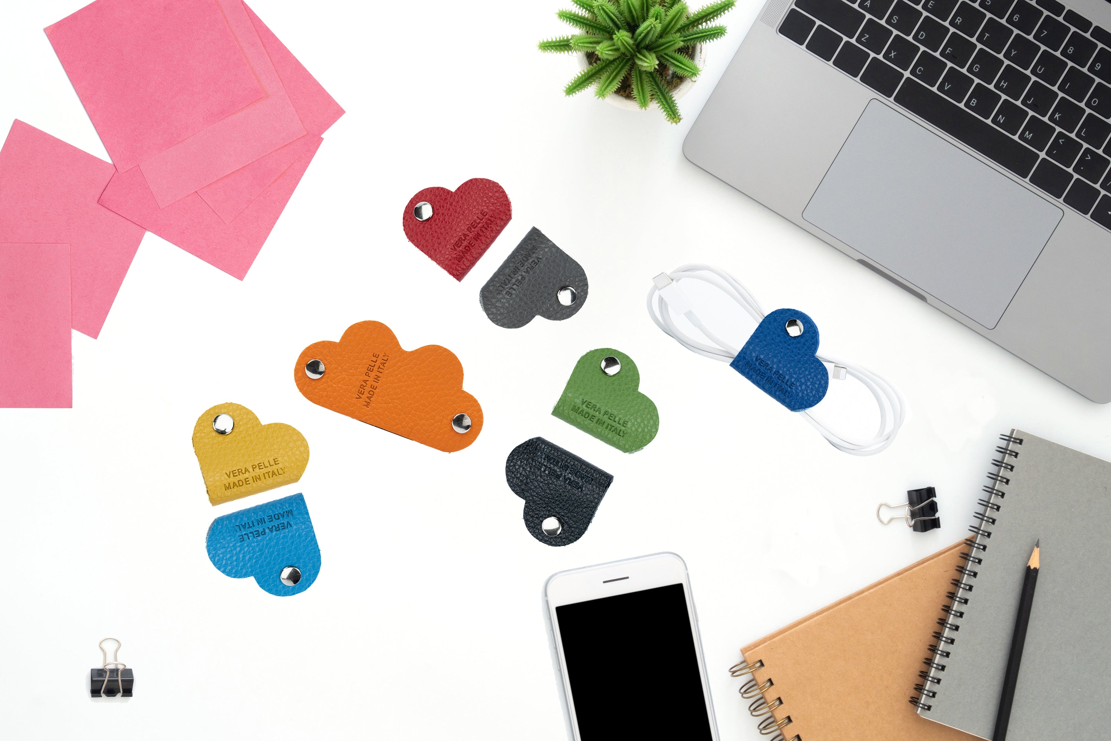 K0039LB | Avvolgicavo Cuore Made in Italy in Vera Pelle pieno fiore, grana dollaro - Colore Arancione - Dimensioni: cm 5 x 8 x 0,5 - Confezione: Gift Box rigido fondo/coperchio-1