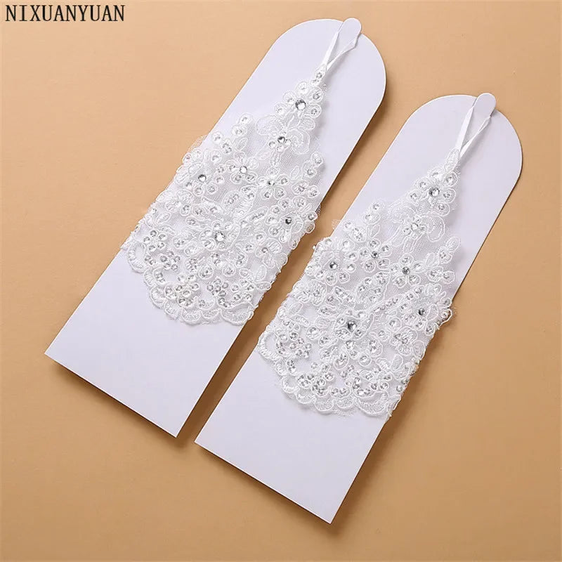 Elegant Beaded Lace Satin Short Bridal Gloves 2025 Fingerless Wedding Gloves White Ivory Wedding Accessories Veu De Noiva