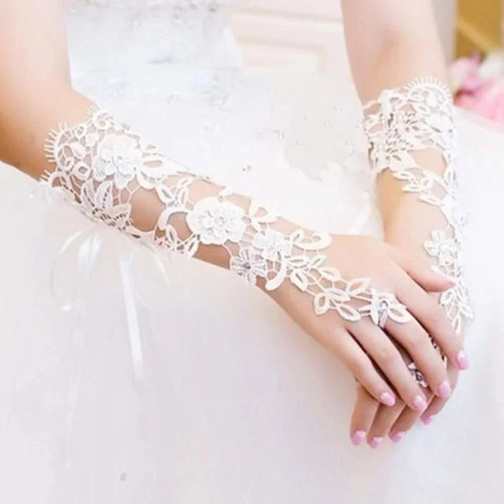 Elegant Beaded Lace Satin Short Bridal Gloves 2025 Fingerless Wedding Gloves White Ivory Wedding Accessories Veu De Noiva